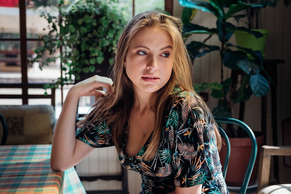 Mujer con vestido de manga corta con cuello redondo floral negro y azul