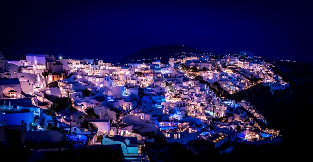 casa iluminada durante a noite