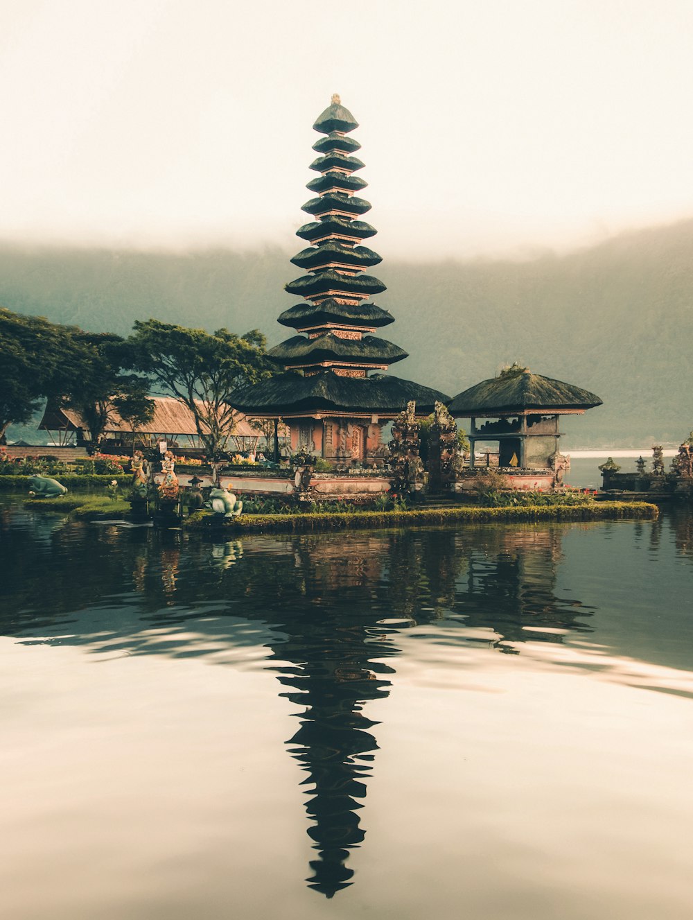 水と木々のそばの寺院