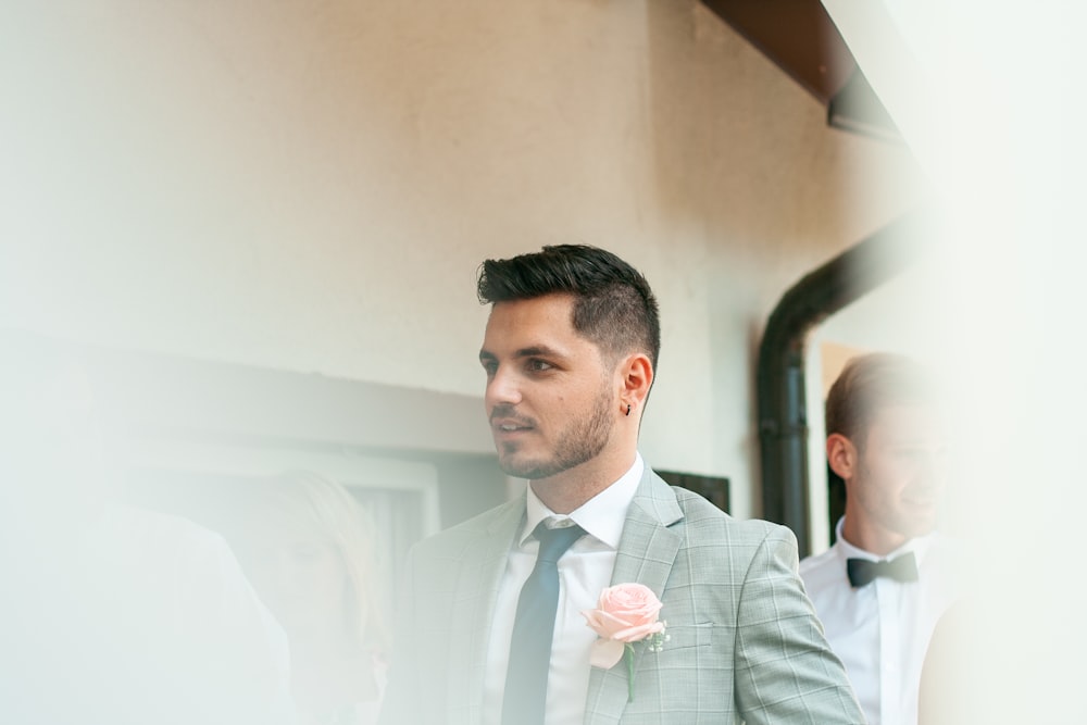 hombre con chaqueta de traje gris