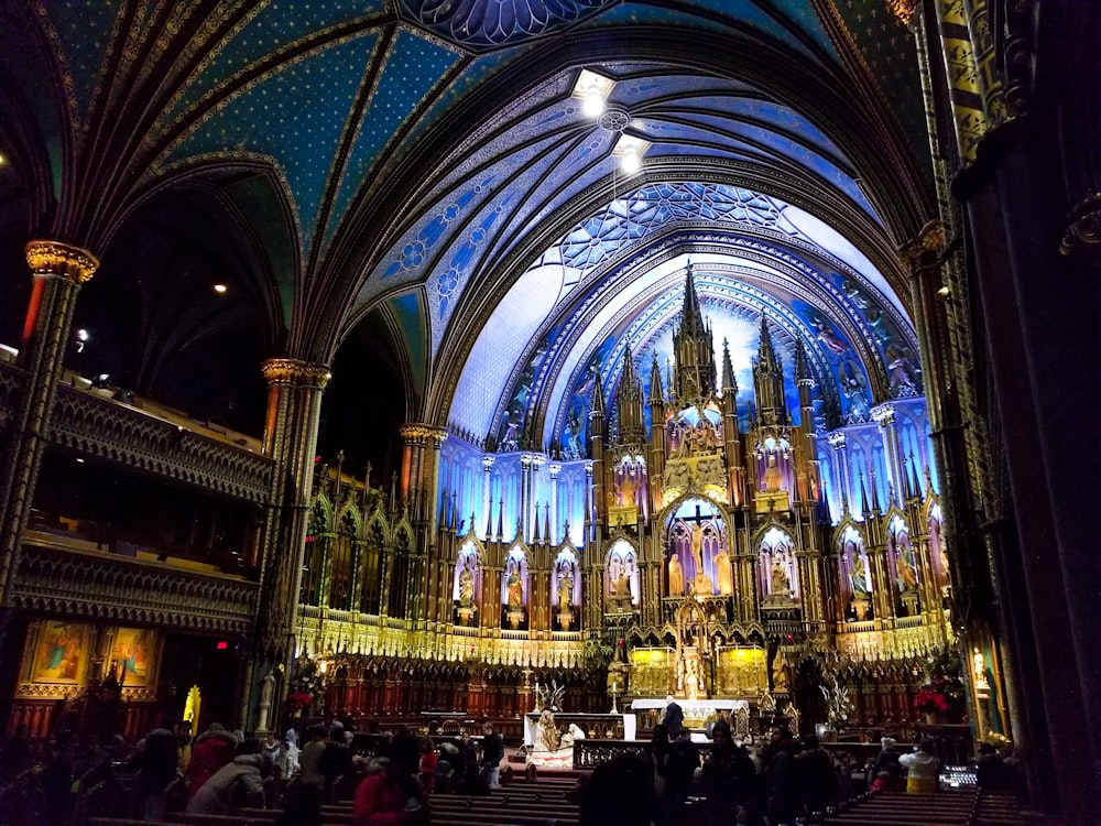 Gens dans la cathédrale