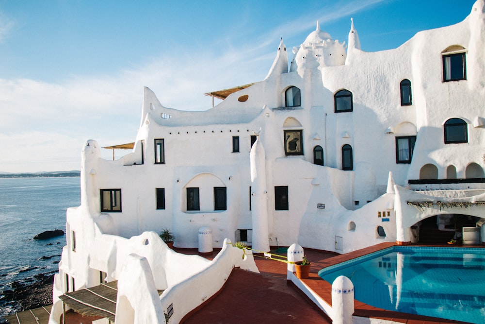 white house in santorini