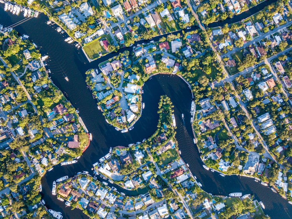 Photographie de vue à vol d’oiseau de la rivière en ville