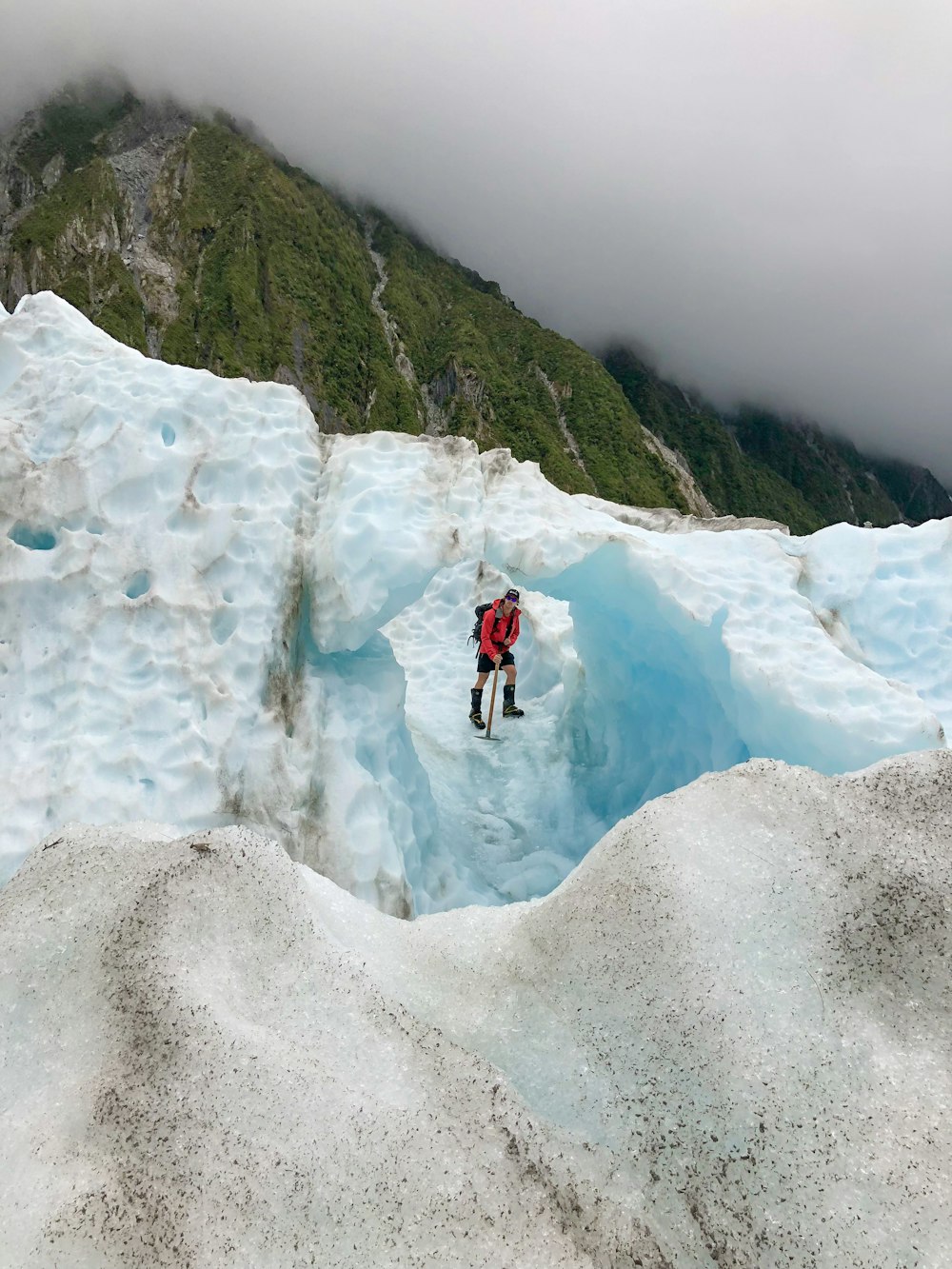 pessoa em pé na colina de gelo