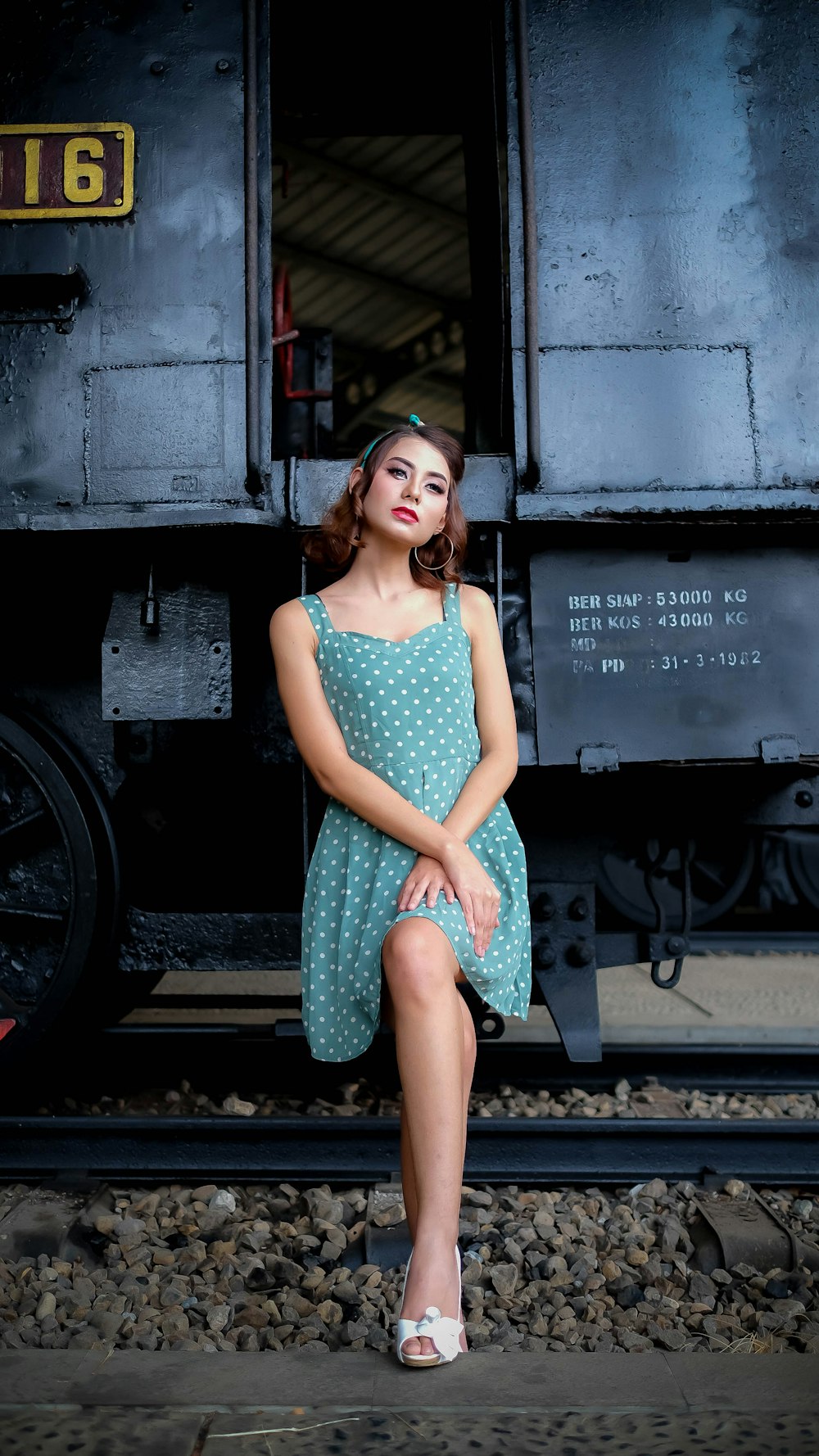 mulher sentada no trem posando para sessão de fotos