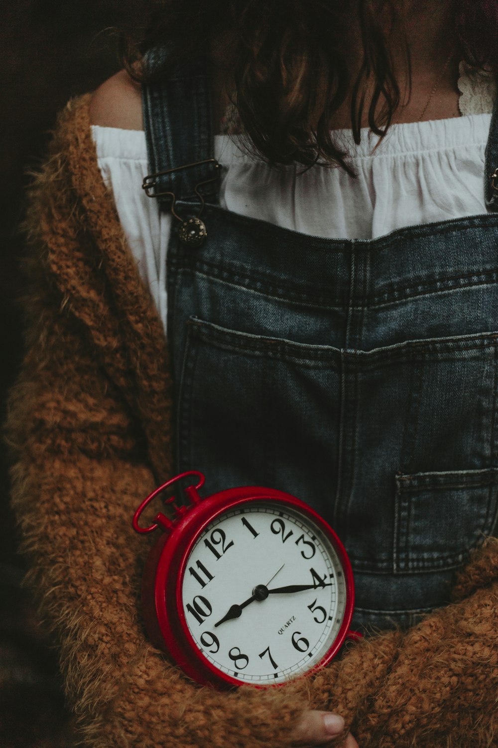 red and white analog clock showing 9:22