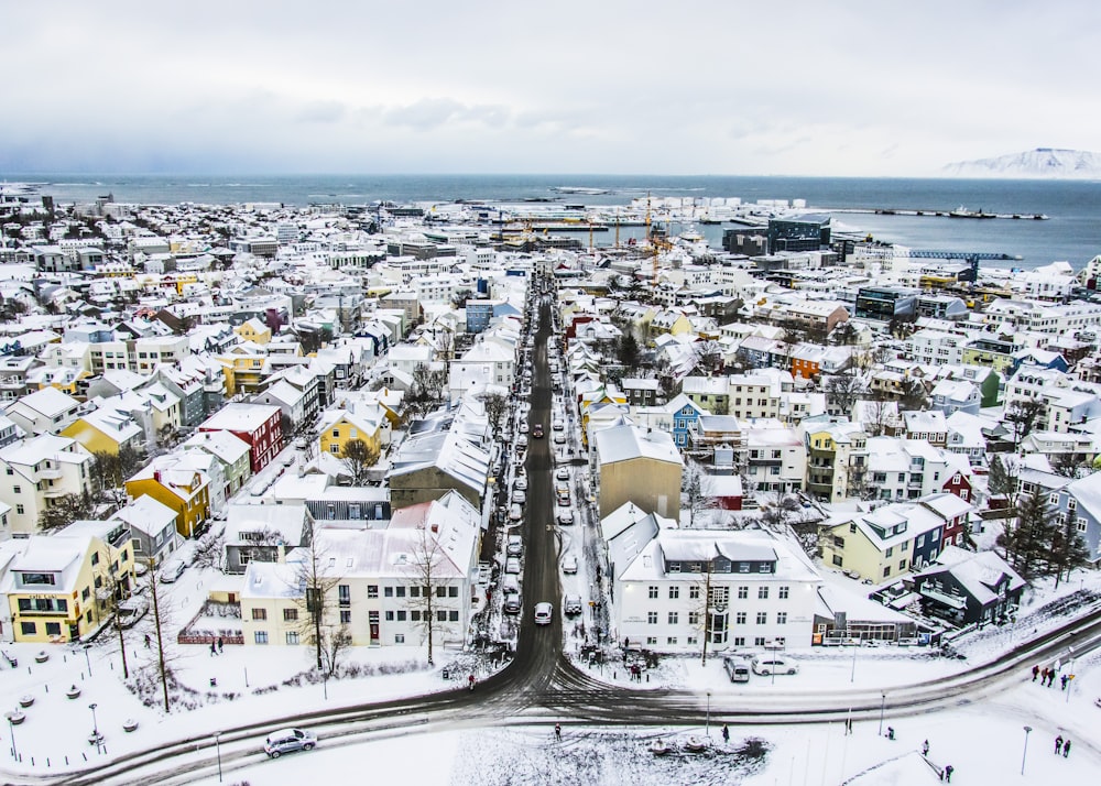 Fotografía aérea de una ciudad rodeada de nieve