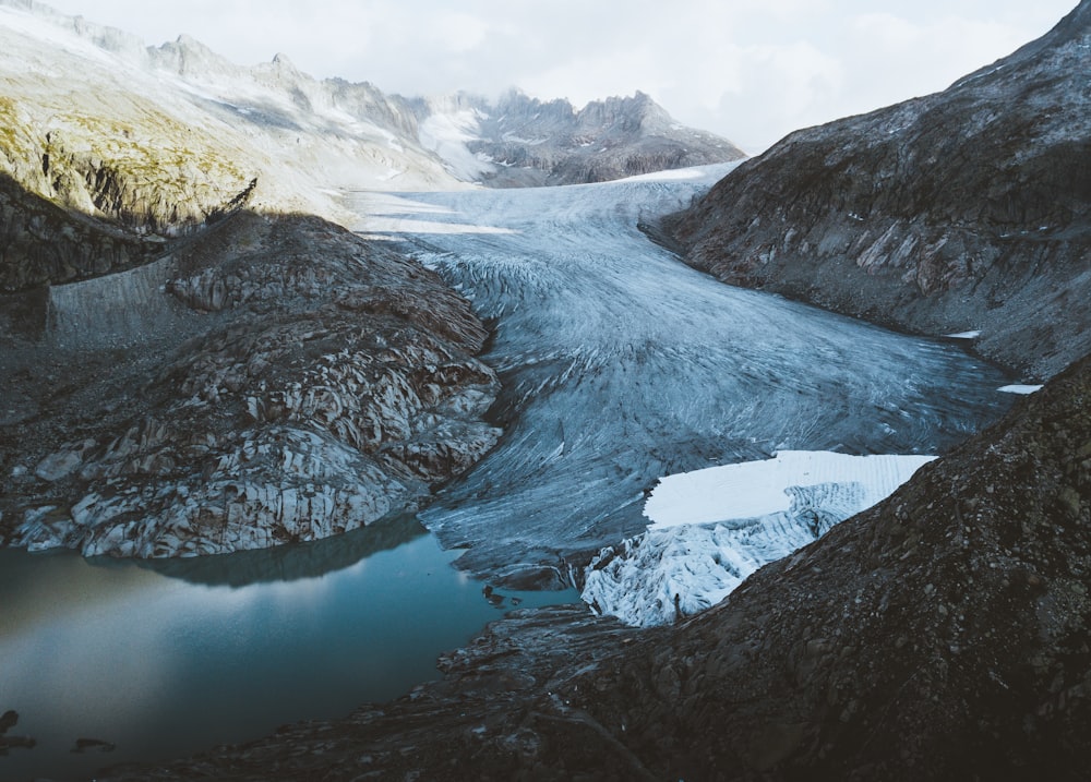 Cuerpo de agua al lado de la montaña