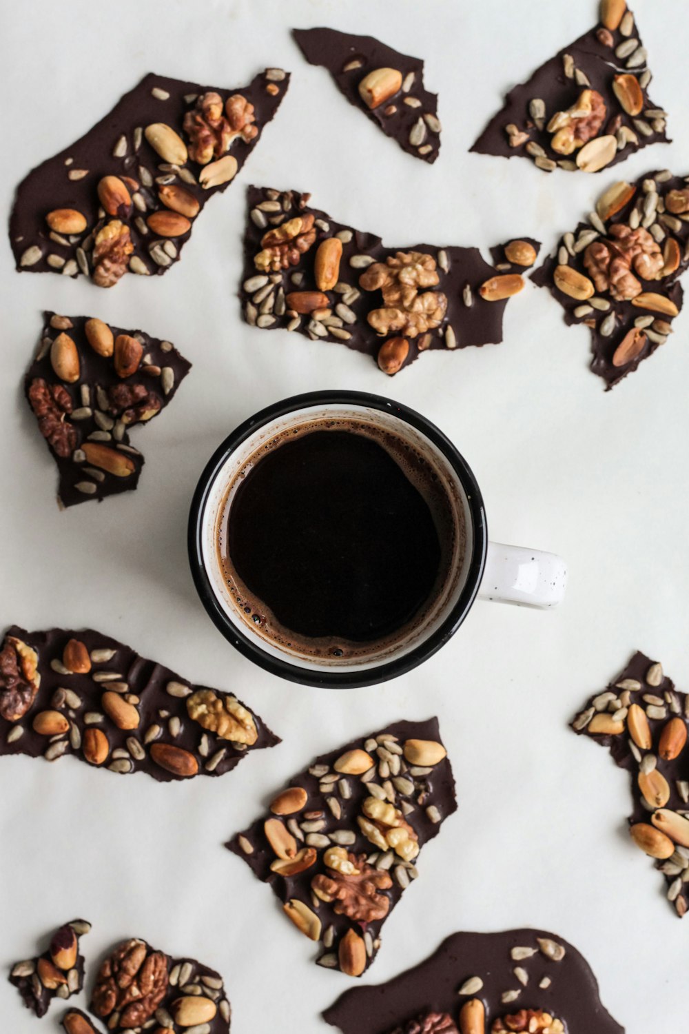 Café en taza junto a chocolates