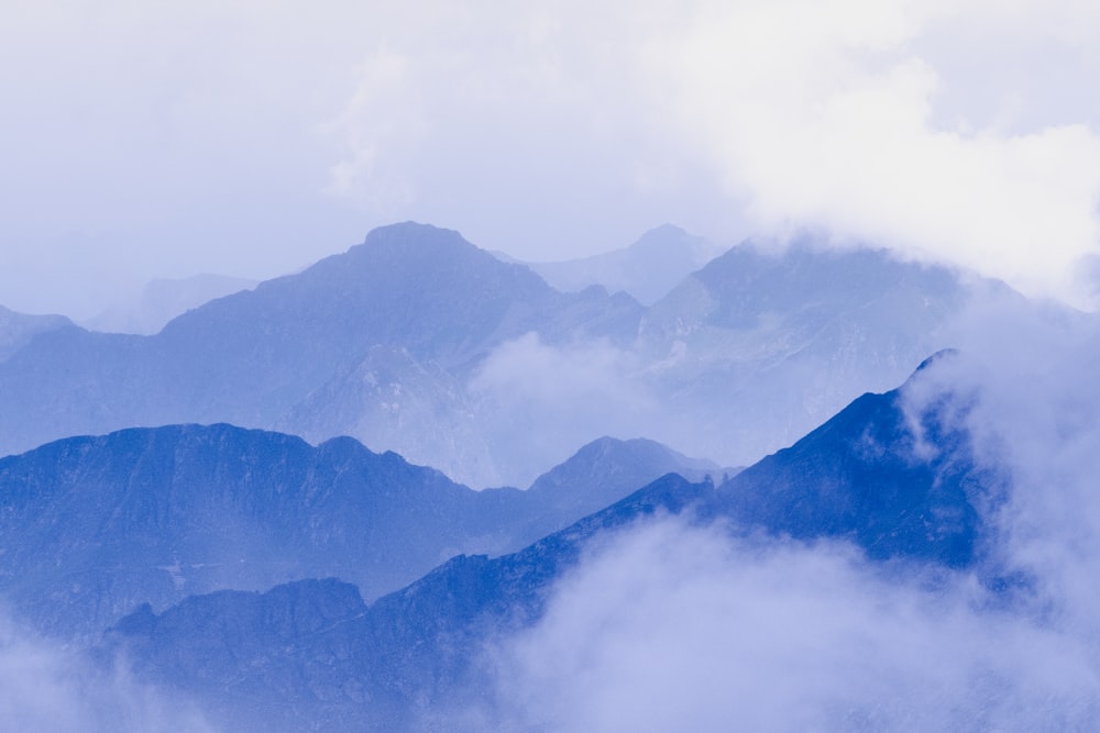 Fotografía de montañas a vista de pájaro