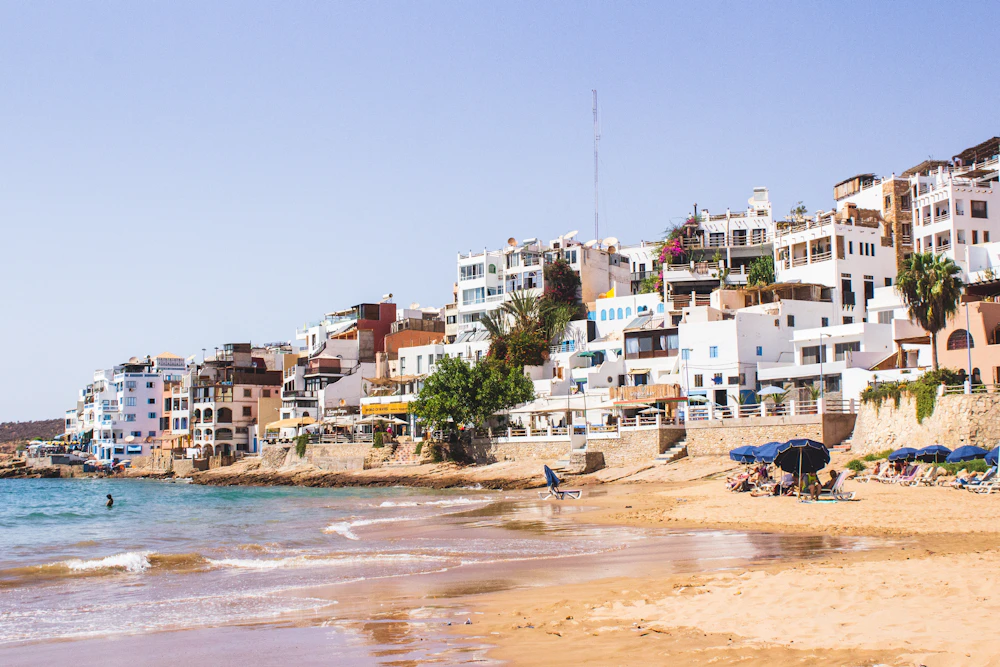 Maisons blanches face à l'océan, près de Taghazout