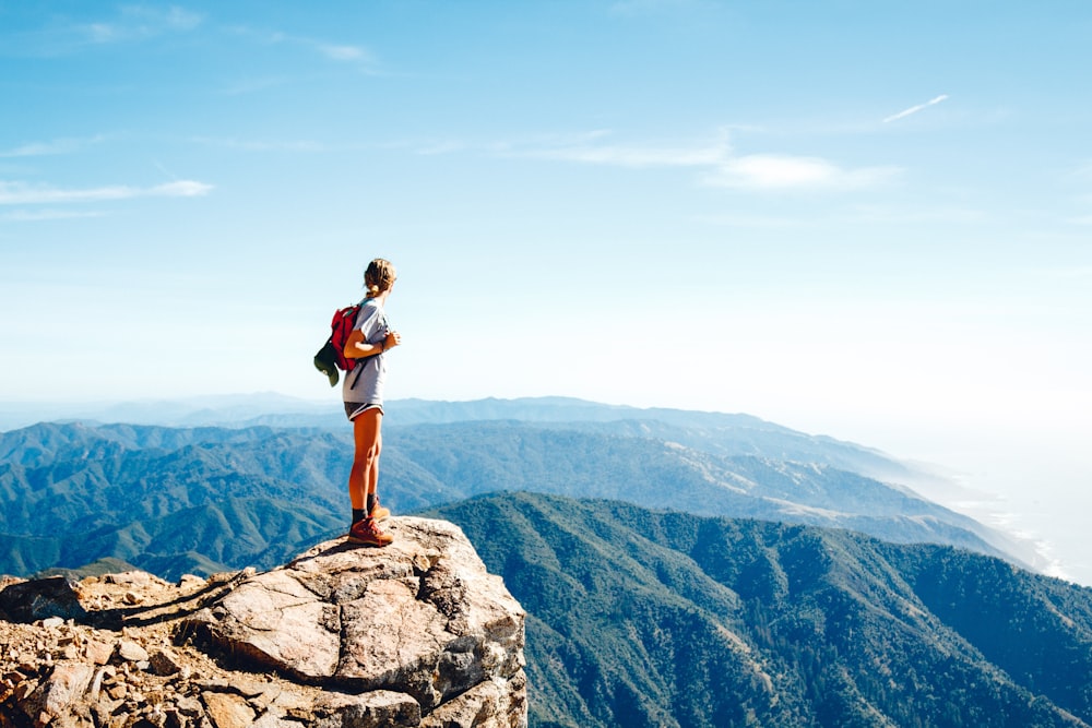 femme debout sur la falaise