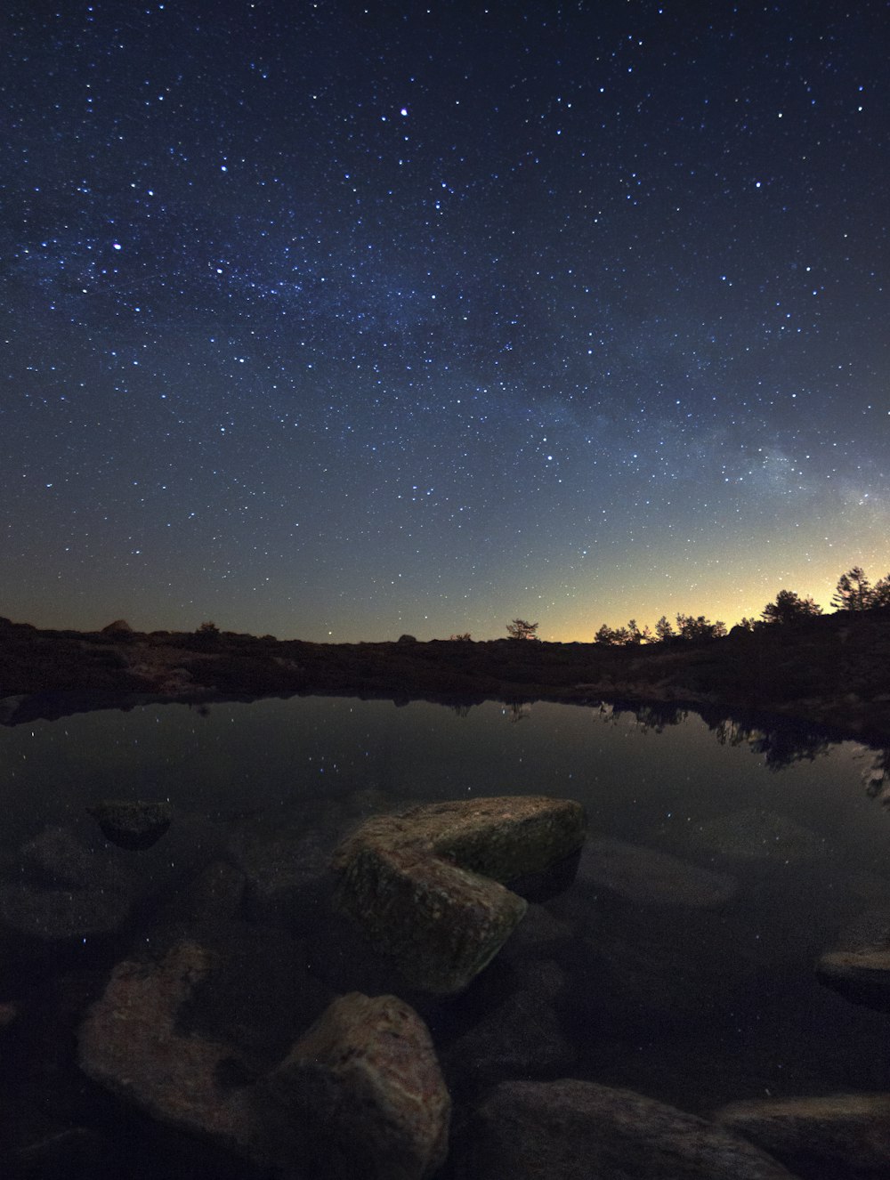 夜の水と石の写真