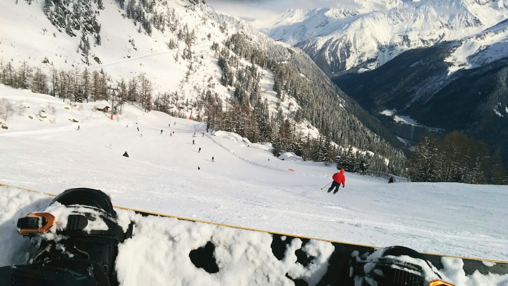 Persona en snowboard negro frente a las montañas