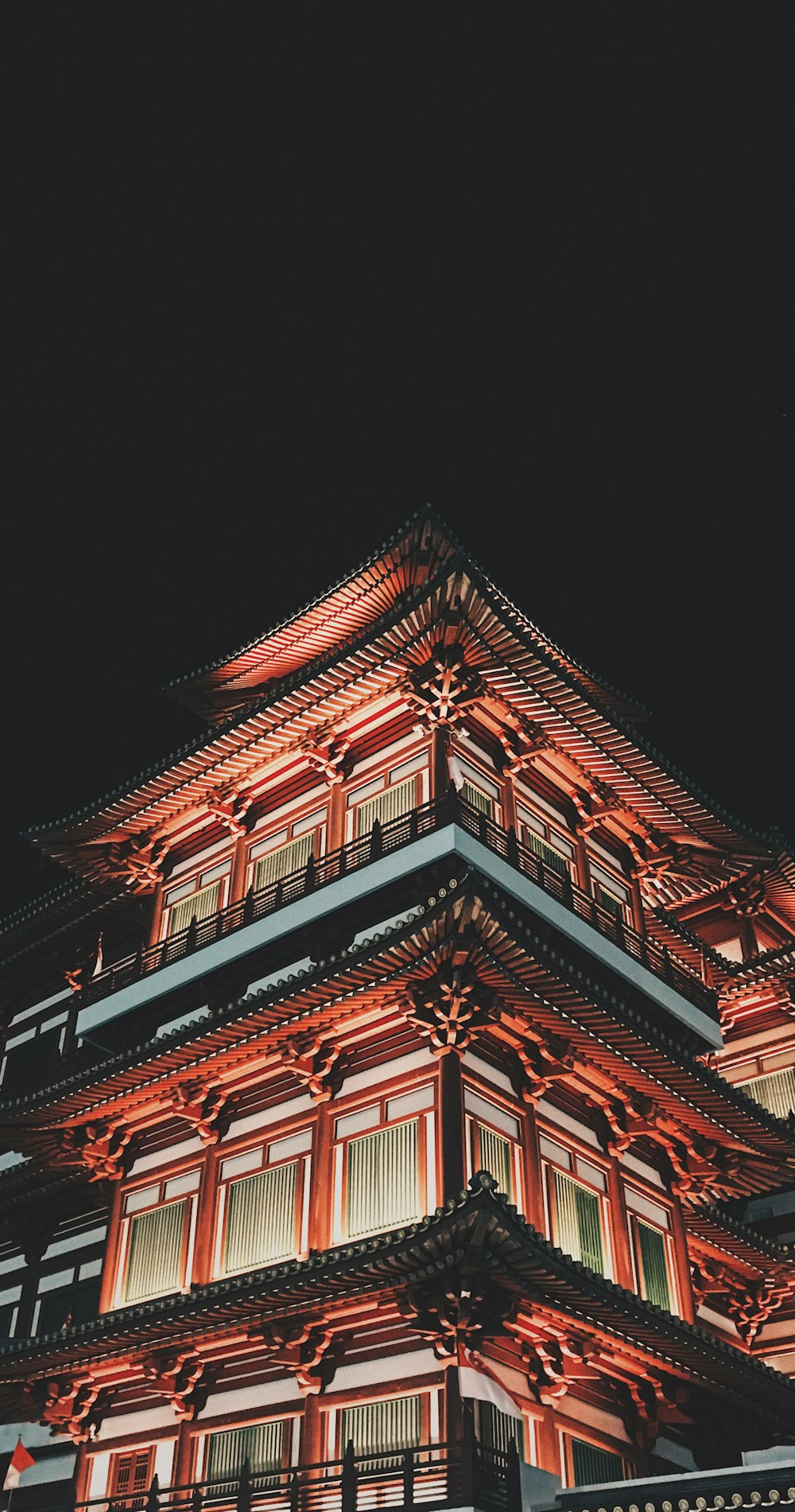 茶色の建物のローアングル写真