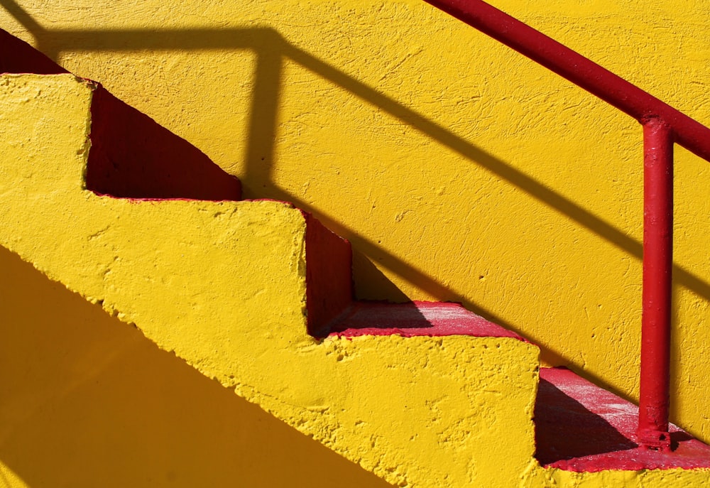 Primer plano de la escalera amarilla y roja