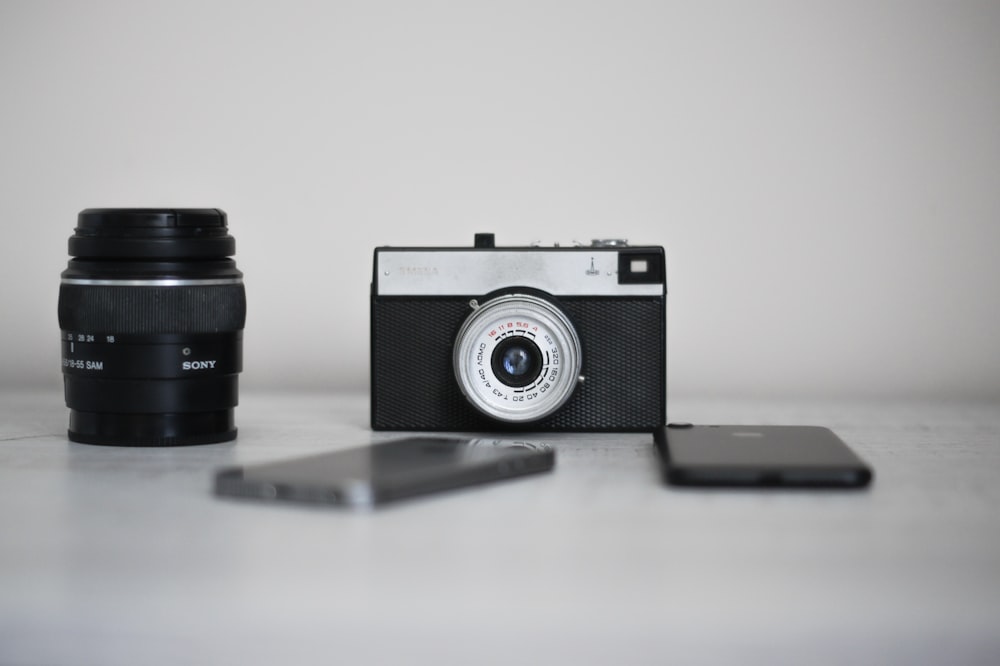 câmera point-and-shoot preta e cinza