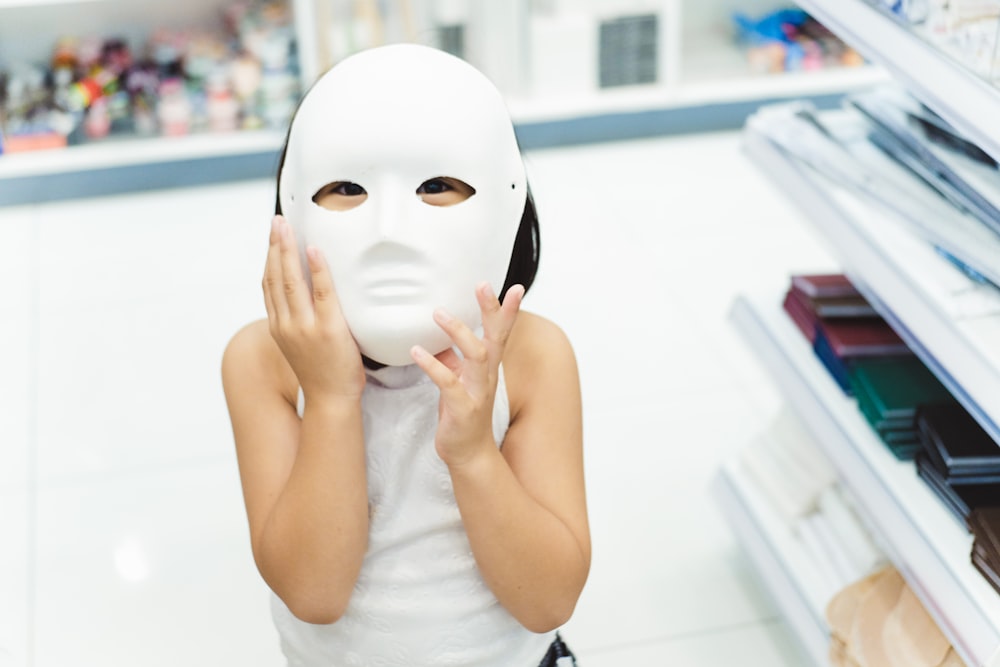 fille portant un masque facial blanc