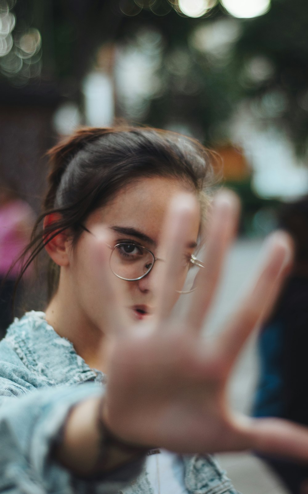 Fotografia de foco seletivo da mulher mostrando a palma da mão direita esquerda