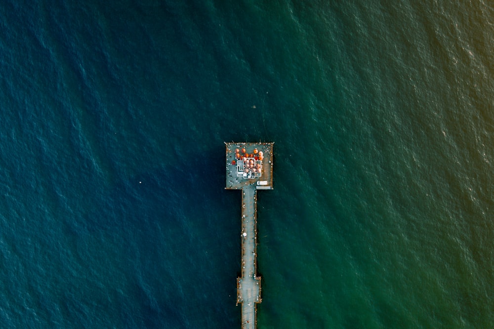 Photo aérienne d’un quai au-dessus d’un plan d’eau