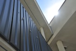 Photo showing a warehouse insulated with sandwich panels in a sunny environment
