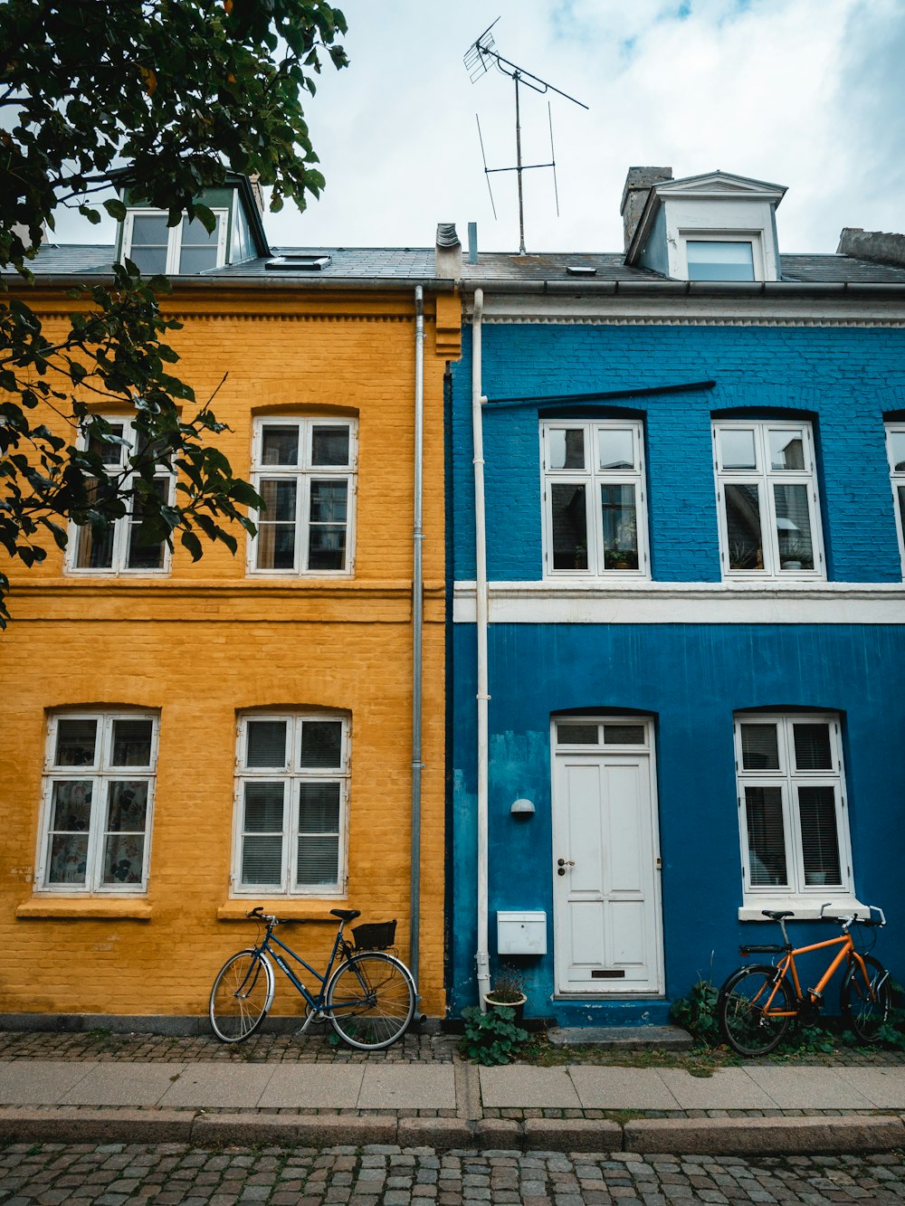 青と黄色のコンクリートの家