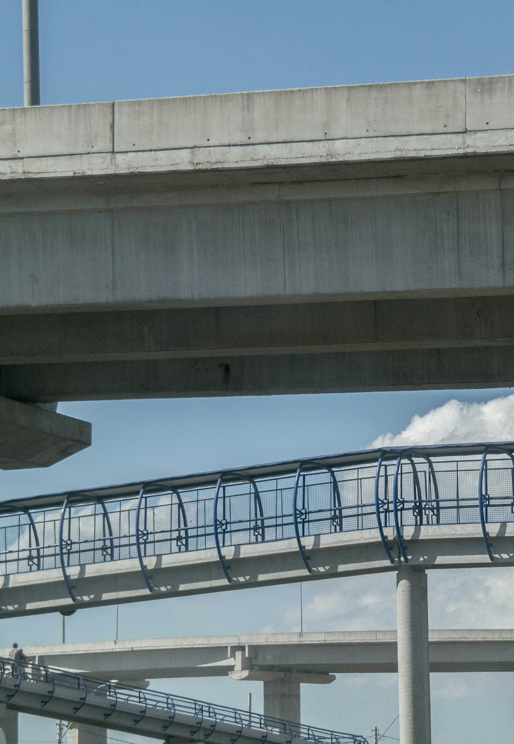 Tagsüber graue Betonbrücke