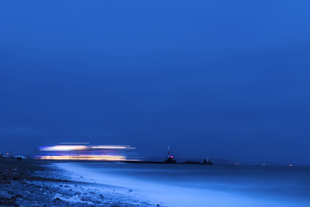 Mar calmo sob o céu azul