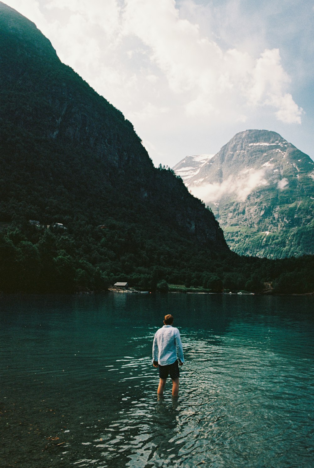 homme portant une chemise blanche debout dans le lac