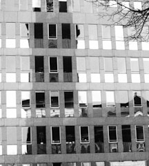 Monochrome image of a courthouse facade in Buenos Aires, reflecting judicial representation.