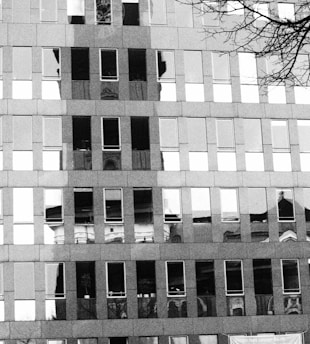 Monochrome image of a courthouse facade in Buenos Aires, reflecting judicial representation.