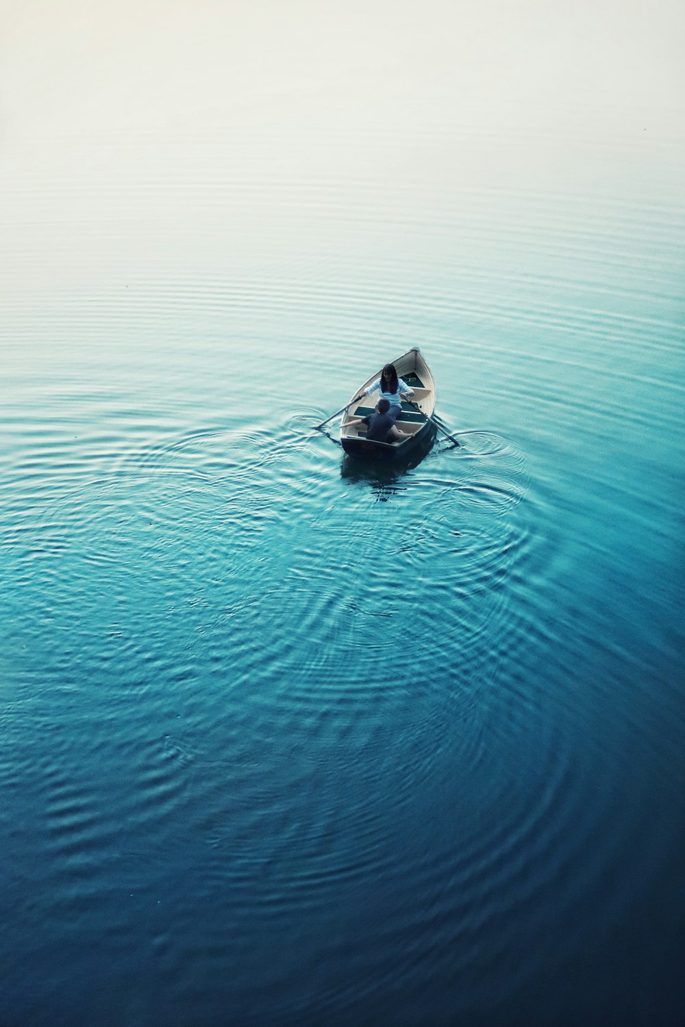 Person im Boot tagsüber