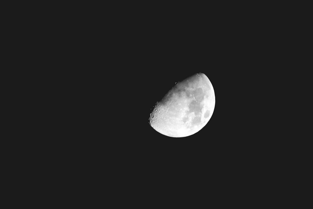 illustration de lune grise