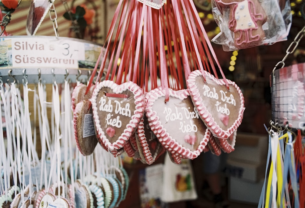 decoraciones de corazones rojos y marrones colgados