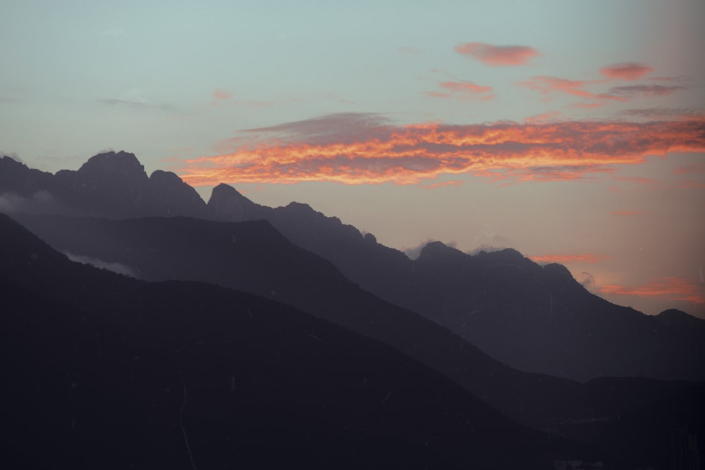 Montanha cinzenta durante a hora dourada