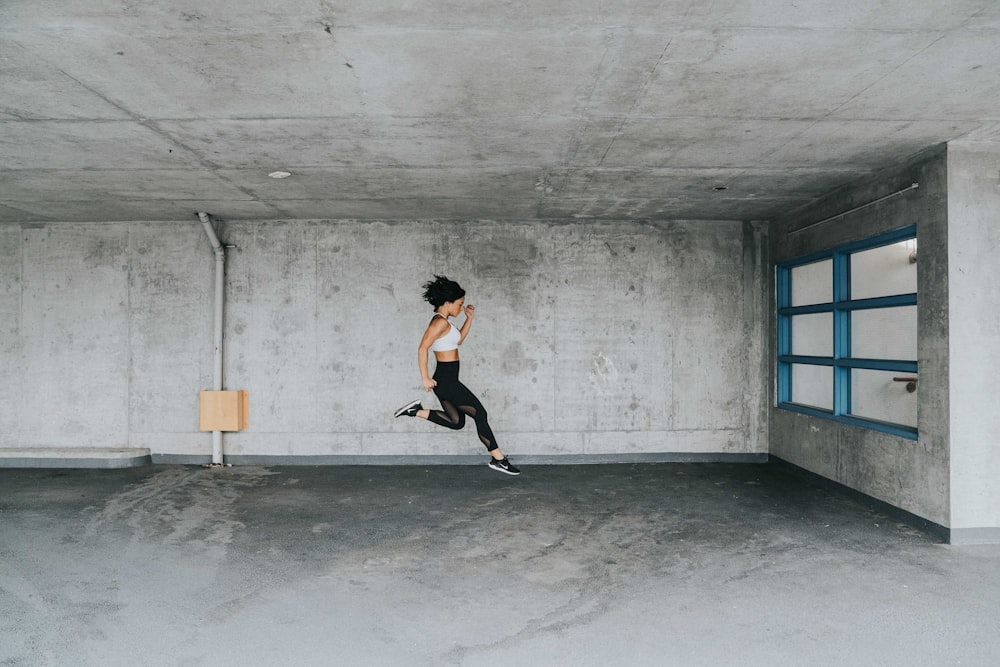 Mujer saltando dentro del edificio