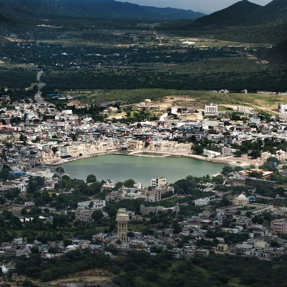 masa de agua entre edificios durante el día