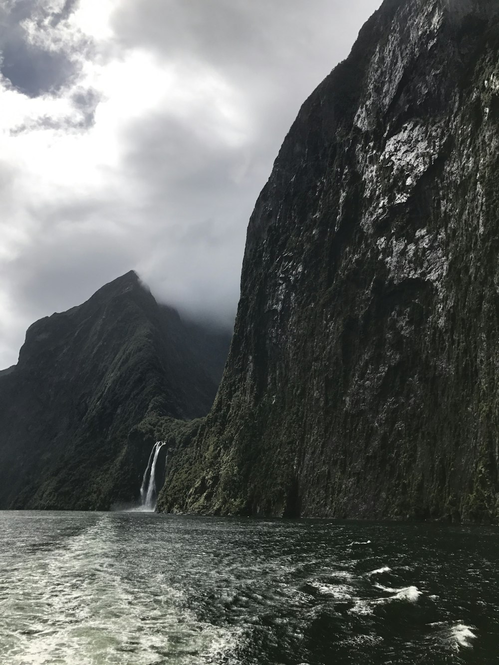 海のそばの灰色の岩層