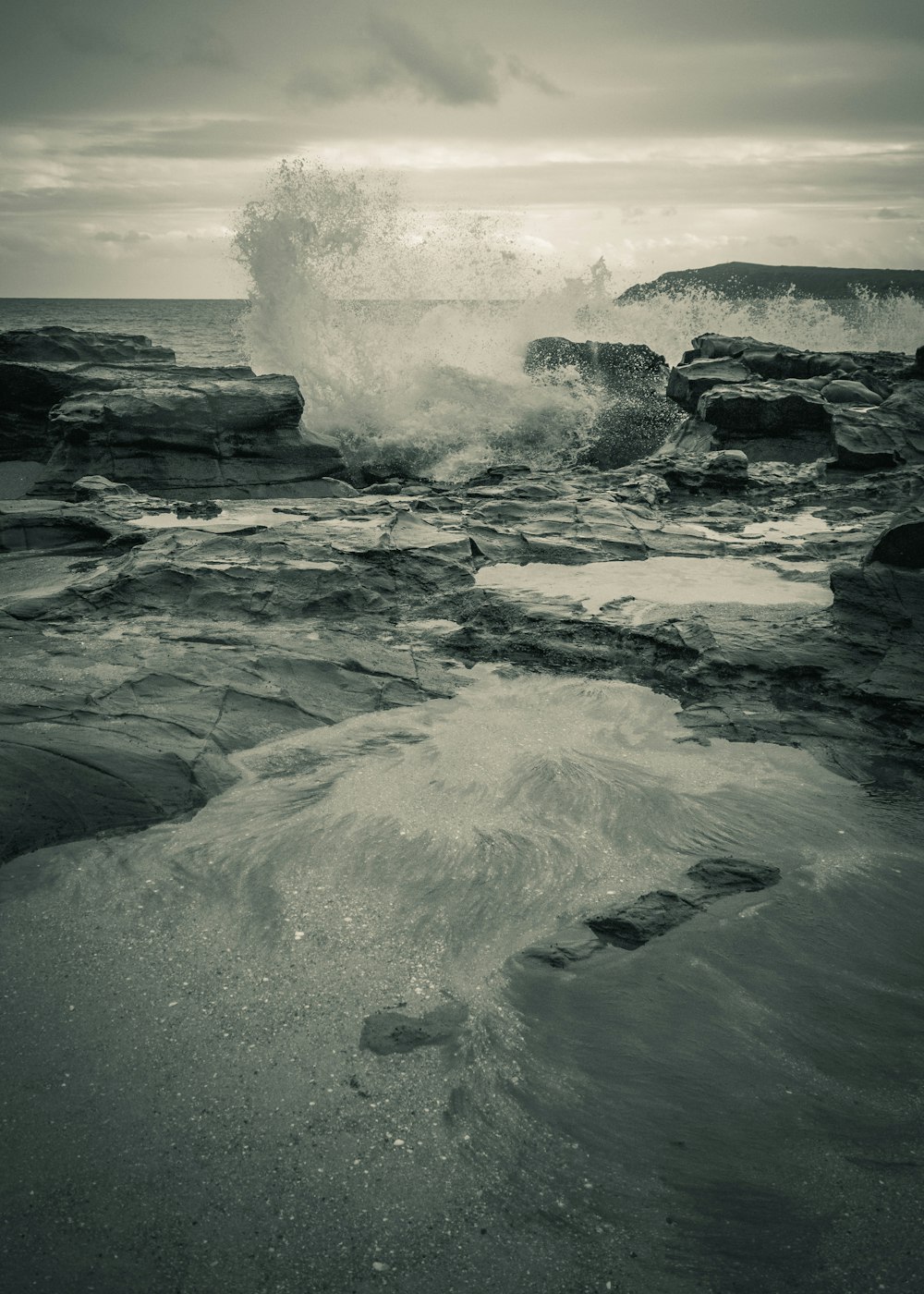 Cuerpo de agua chocando contra las rocas