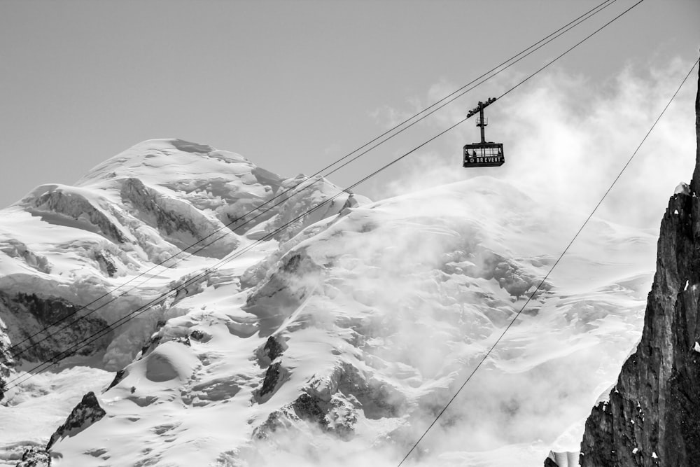 Berg mit Schnee bedeckt