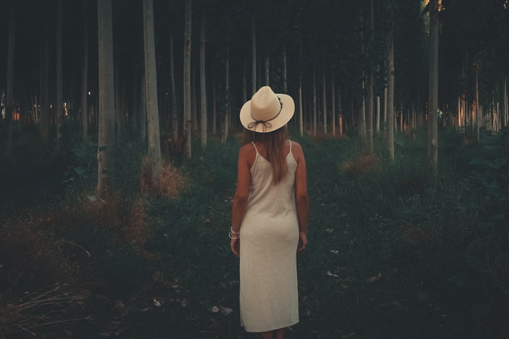 mulher usando chapéu branco e vestido