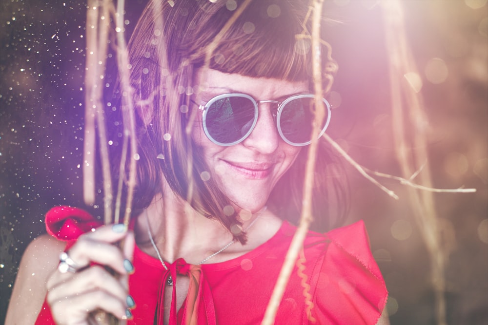 mujer con gafas de sol