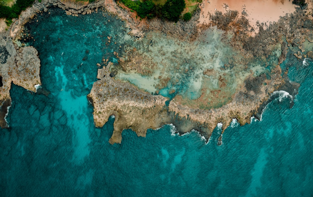 Fotografia a volo d'uccello della linea della spiaggia