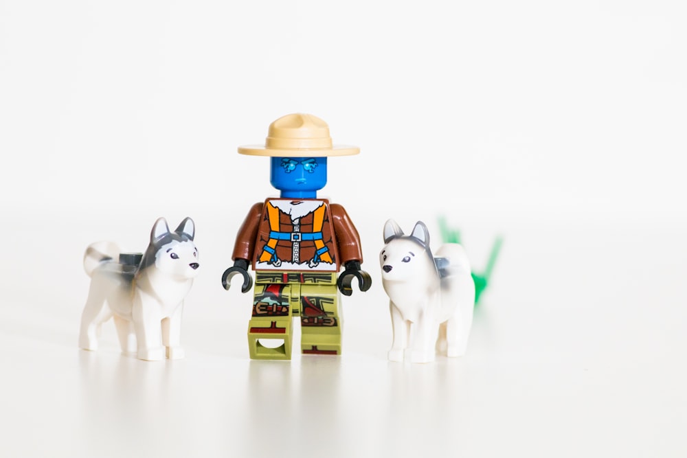 Minifig de Lego y dos juguetes de plástico de lobo