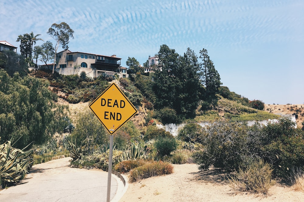 Dead End signage post