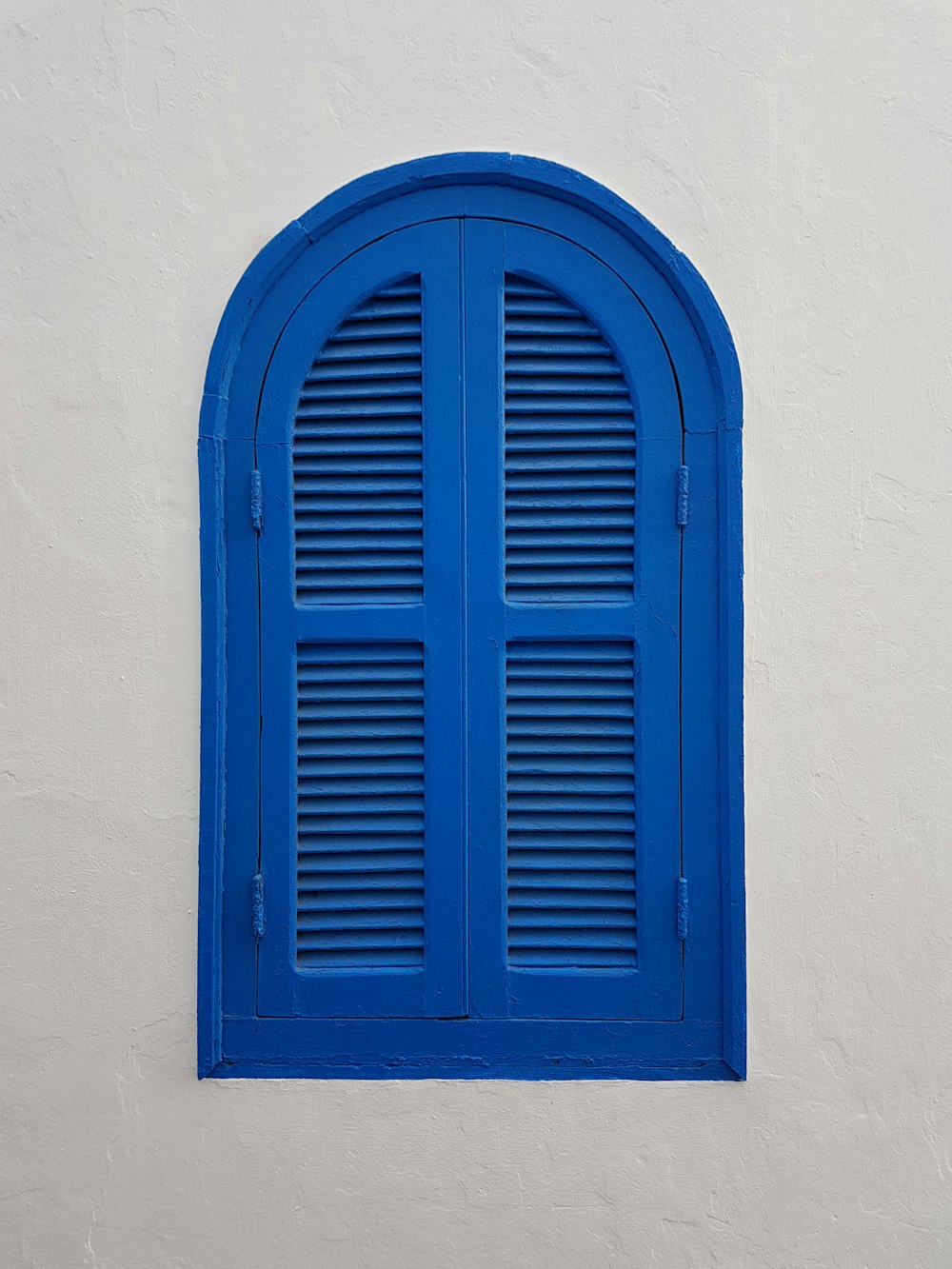 finestra di legno blu sul muro