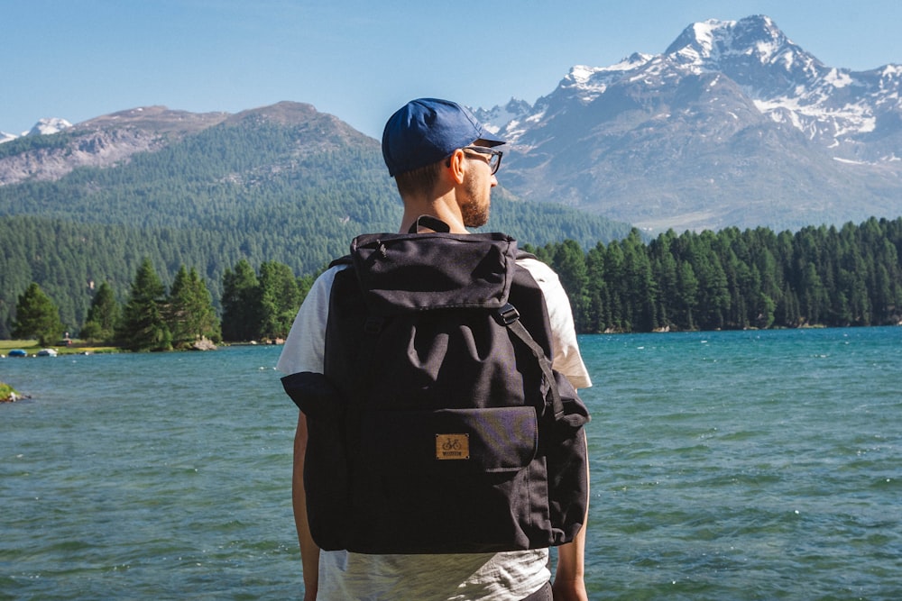 hombre en mochila