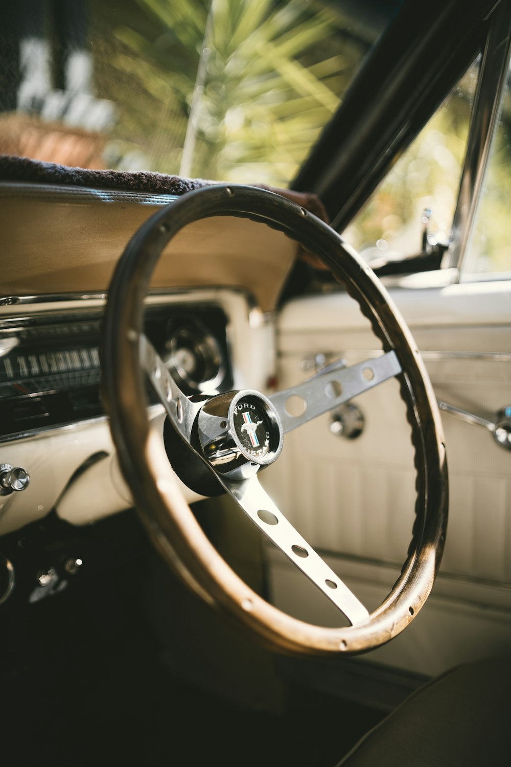 brown car steering wheel during daytime