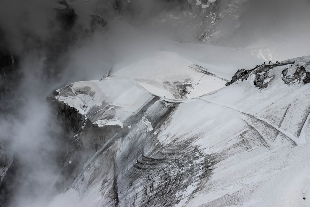 Pittura di montagna innevata