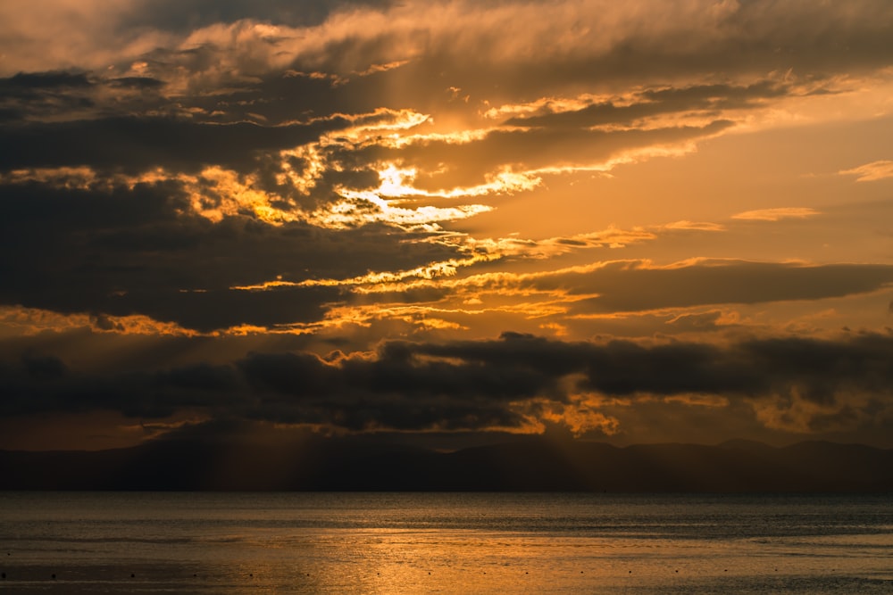 Foto von ruhigem Meer während der goldenen Stunde